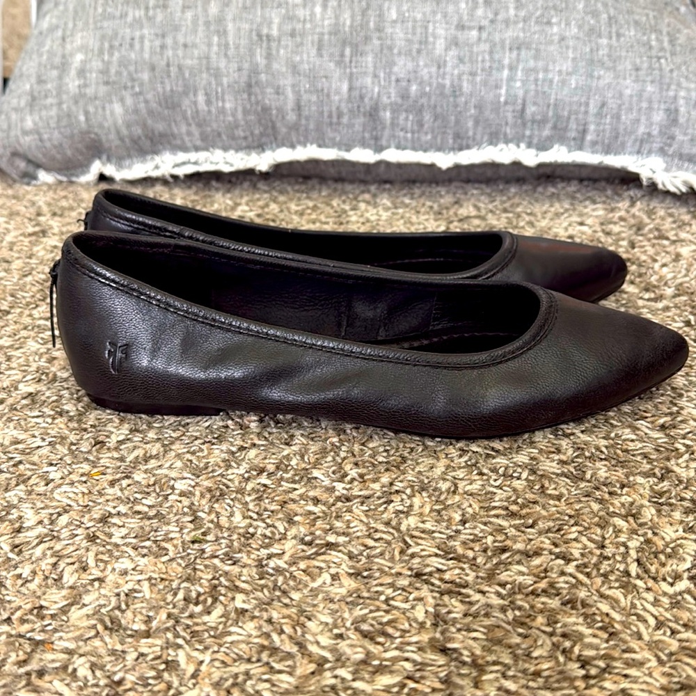 Frye Black Pointed Toe Leather Regina Flats like new